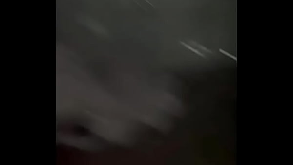 Esposa umilhando o corno com outro na cabine do car&iacute;cia 