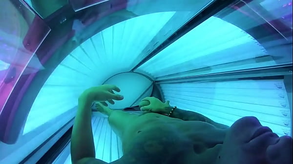 Play MP4 - Chris Diamond playing with his huge cock and his cumshot