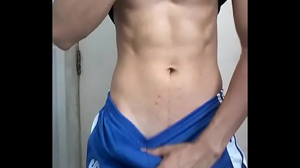 Play MP4 - Novinho gostoso gozando depois do treino