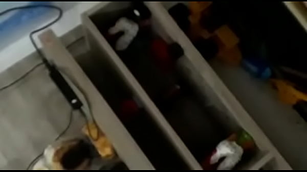 Batendo punheta com_pasta de dente