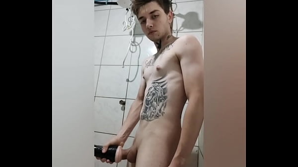 Metendo de lado no masturbador 