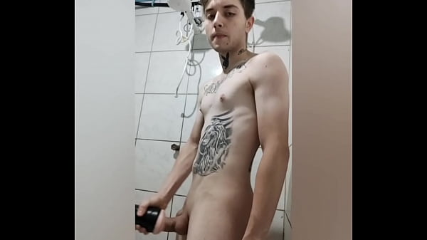 Metendo de lado no masturbador 