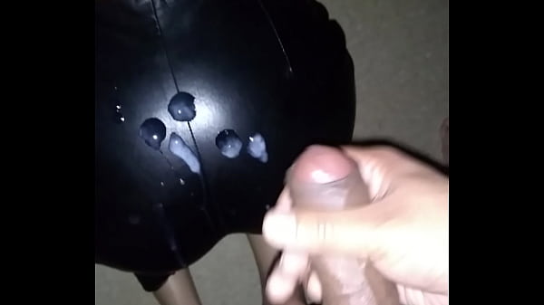 Play MP4 - cum in her leather short