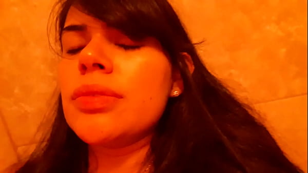 Tetona tocandose muy rico 