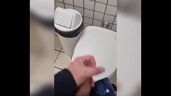 Batendo Uma No Banheiro Do Trabalho. thumbnail