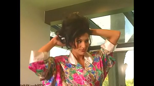 Play MP4 - Slim bodied babe Sydnee Steele lies in a foamy jacuzzi and play with herself