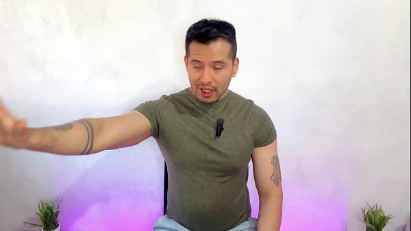 Hombre casado dotado hace que el vigilante se trague su semen en el trabajo a oscuras 