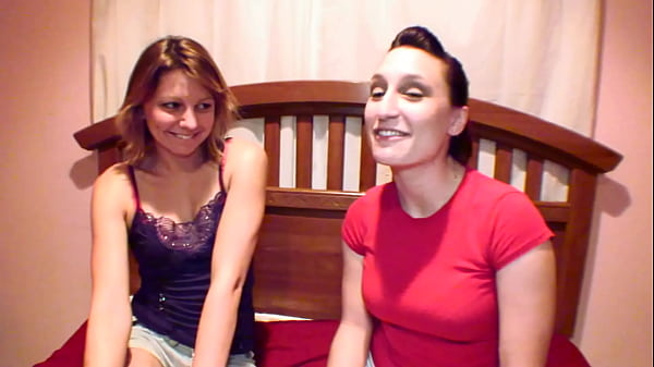 Nonton Kissing Lesbian Friends Spread Their Pussy Lips For Each Other To Play With thumbnail