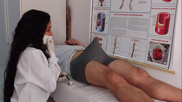 Enfermeira Observa A Ere&ccedil;&atilde;o Inesperada Do Paciente Durante O Atendimento thumbnail