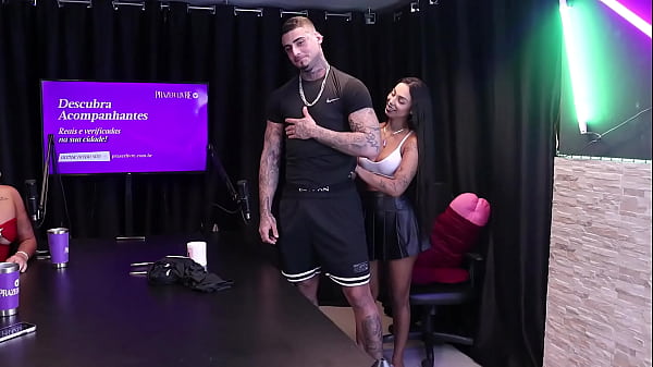 Duas morenas tiram a roupa dele ap&oacute;s falar que fica com mais tes&atilde;o quando chega das grava&ccedil;&otilde;es, as formas de agradar as mulheres, e as dicas de um sexo oral perfeito... - Kylian Cria (SHEER/RED) 