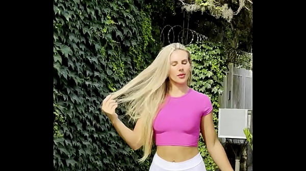 Loira cavalona chamada jacqueline saindo para mostrar sua cal&ccedil;a branca sem calcinha