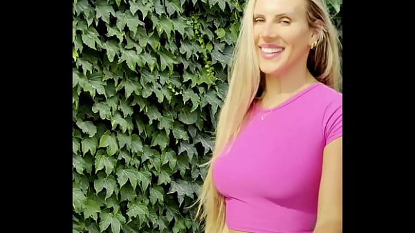 LOIRA  CAVALONA CHAMADA JACQUELINE, SAINDO PARA MOSTRAR SUA CAL&Ccedil;A BRANCA SEM CALCINHA 