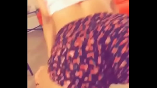 Honeymoe twerking close up