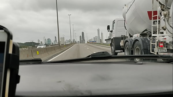 Play MP4 - Exibindo os seios em via p&uacute;blica