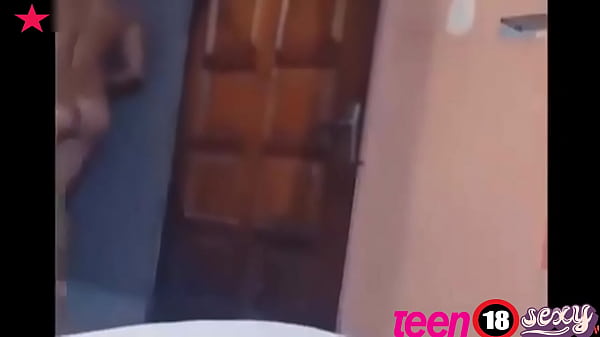 Play MP4 - Esposa infiel tiene sexo despu&eacute;s del trabajo cuando su marido no esta en casa