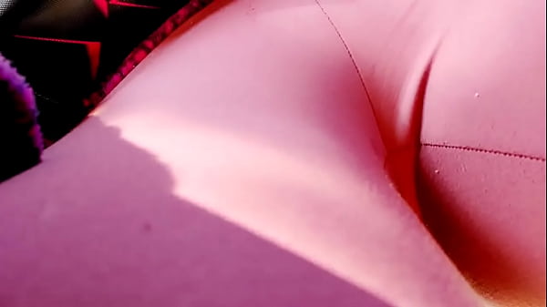 Nicoletta non resiste e_si fa la_pipi addosso in un posteggio pubblico