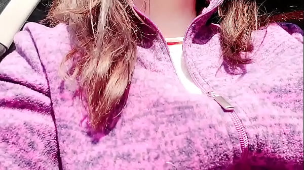 Play MP4 - Nicoletta non resiste e si fa la pipi addosso in un posteggio pubblico