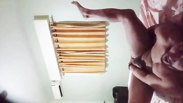 Passivo Dotado adora ser macetado pelo neg&atilde;o e ganhando muito leite 