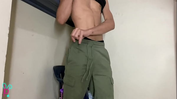 Chico Disfrazado De Militar Saca Su Enorme Polla Y Se Masturba thumbnail