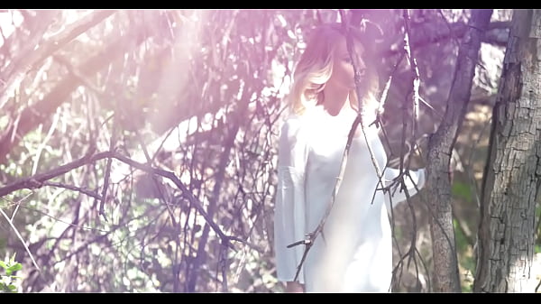 Nonton Stunning Blonde Beauty Gets Naked Between The Trees thumbnail