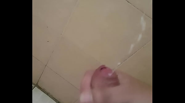 Se Masturba en el ba&ntilde;o latino 