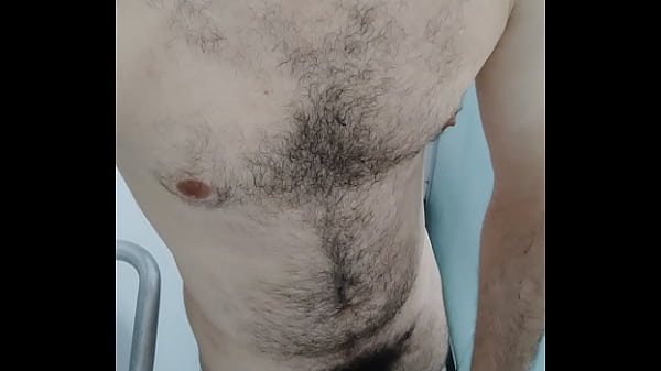 No Chuveiro batendo uma 