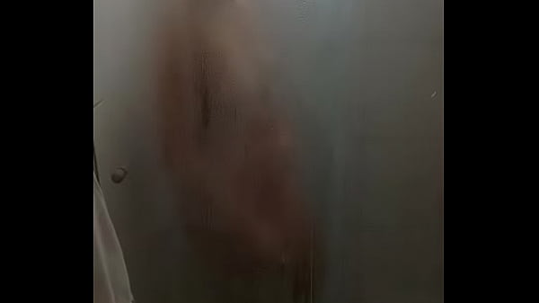 Play MP4 - Novinha flagrada raspando sua bucetinha no banho