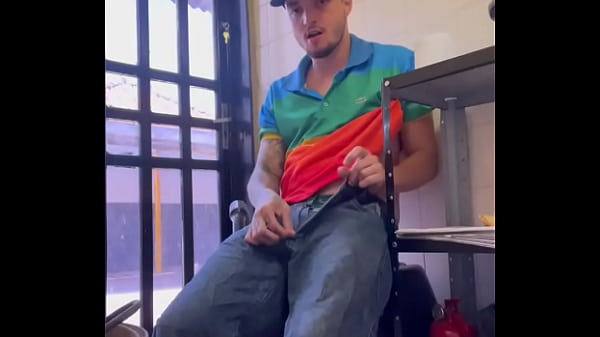 Play MP4 - Erick Diaz batendo uma punheta no lava em hor&aacute;rio de servi&ccedil;o