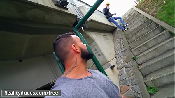 Play MP4 - Ivo Kerk Roman Baren swap blowjobs as cars cruise by - RealityDudes