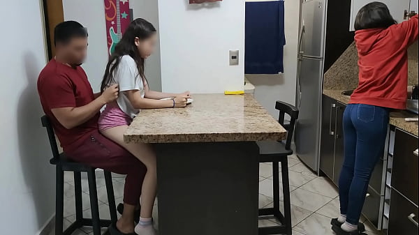 Play MP4 - Mi Sobrina Traviesa le Gusta Comer Sentada en las Piernas del Tio Pervertido al Frente de su Mujer