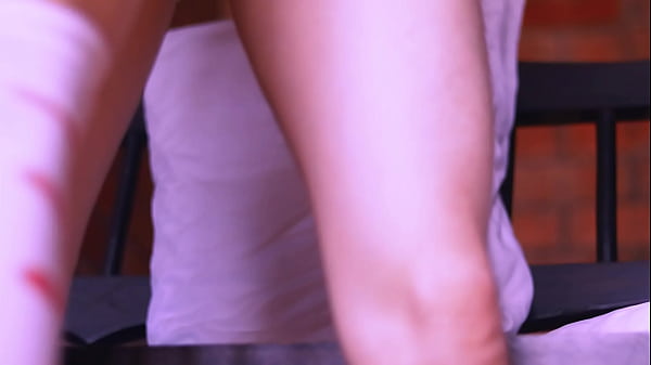 La mejor amiga y el profesor compartieron una risa suave mientras sus manos se rozaban 