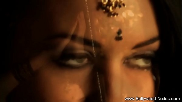 Play MP4 - Brunette At Her Black Dress