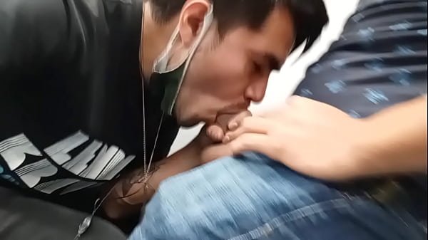 Chico Curioso Me Dej&oacute; Mamarle La Verga En P&uacute;blico thumbnail