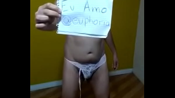 Homem safado usando a calcinha da esposa falando sobre uma pagina que ama muito 