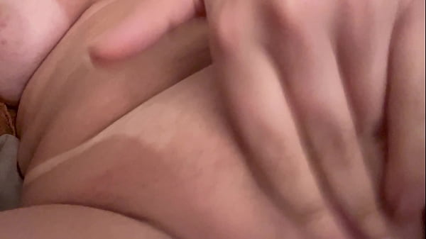 Safada bronzeada mostrando a buceta 