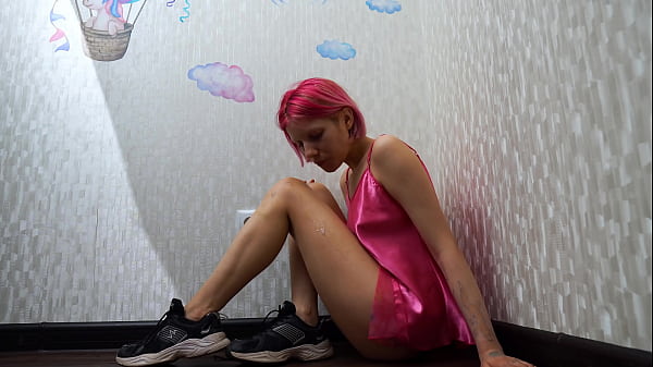 Play MP4 - Girl licks and spits on feet