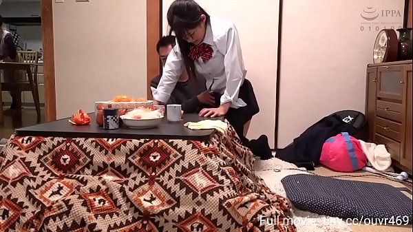 stiefvader kroop onder de tafel om haar dochterpoesje te zien