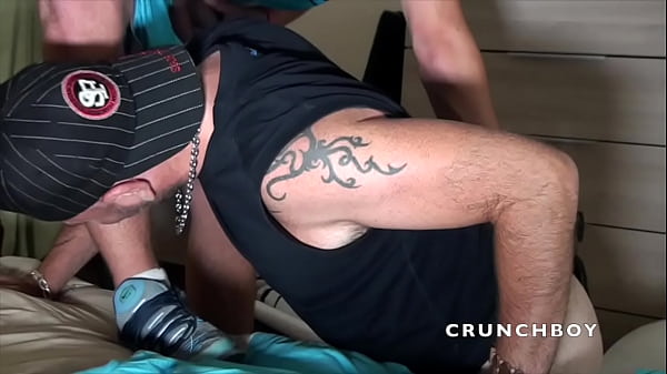 Jeune Lope Soumis Aux Skets D'un Jeune Badboy Skaterboy Hot thumbnail