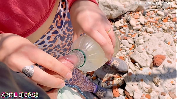 Nonton Threesome ,two Sluts Thirsty For Yellow Piss, Drink More Than 3 Liters In Public, Argentinian National Park!! thumbnail