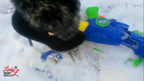 Lady_L wintercrush toy gun