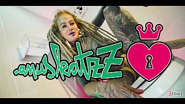 Nonton Alternative Tattooed Model Pissing Solo &ndash; Anal Toy Masturbation & Pee Fetish thumbnail