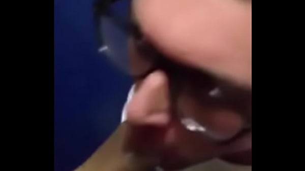 Play MP4 - Tomando leitinho direto da fonte e limpando o pau do gostoso