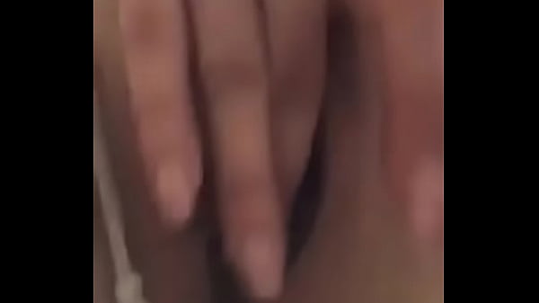 Le encanta bailar y tocarse para la camara 