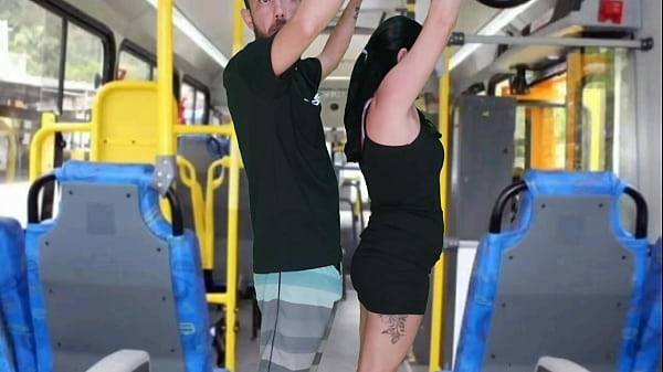 Play MP4 - Velho escroto da encoxada e se masturba at&eacute; gozar na morena dentro do &ocirc;nibus