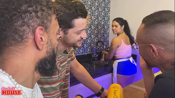 Play MP4 - Suruba caseira de puta casada e amigos do marido corno