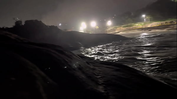 Nonton Morena Safada Dando A Bucetinha No Arpoador Em Ipanema Todo Mundo Olhando. thumbnail