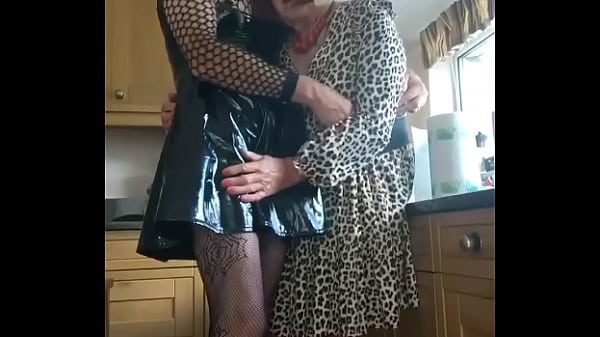 Play MP4 - Carole and Alison take turns to top&excl;