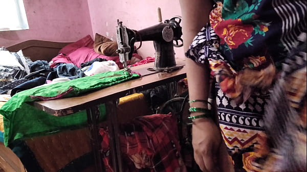 Play MP4 - देसी भाभी को सिलाई करते समय अंकल ने चोदा