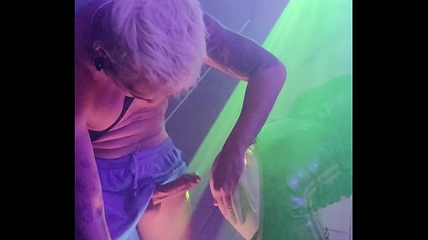 FOLLANDO A PELO en medio de la pista de baile, al ritmo de la m&uacute;sica y a la vista de todos, NO les importa nada!!! Que MORBO!!!!!! 