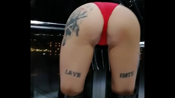 J'ai &eacute;t&eacute; tellement coquine pendant mes vacances et m&ecirc;me dans l'ascenseur